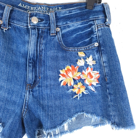 AMERICAN EAGLE Mom Shorts Floral Embroidered - Picture 3 of 11